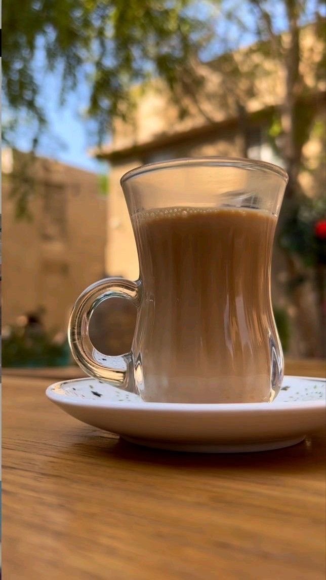 أحد يدور لك خطا وأنت ماخطيت 

        وأحد يدور لك عذر وأنت مخطي

يالله عسى الثاني مثل ما تمنيت 

        تضحك سنينه عكس الأول وتبطي

خالد الفيصل ..

 #الخميس_الونيسᅠ