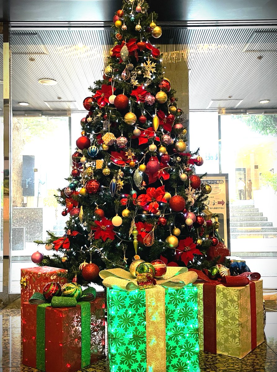 machidavilla's tweet photo. こんにちは🎄🙂🎄 ホテル町田ヴィラです🎅
つい先日まで館内は冷房をかけていたような・・・😓今は暖房で、ロビーにはクリスマスツリー🎄を飾っております✨　春と秋がとても短い 🫨

＃ホテル町田ヴィラ　＃町田　＃クリスマス　＃ビジネスホテル　＃小田急線　＃横浜線 https://t.co/Jg7OVNLi4T