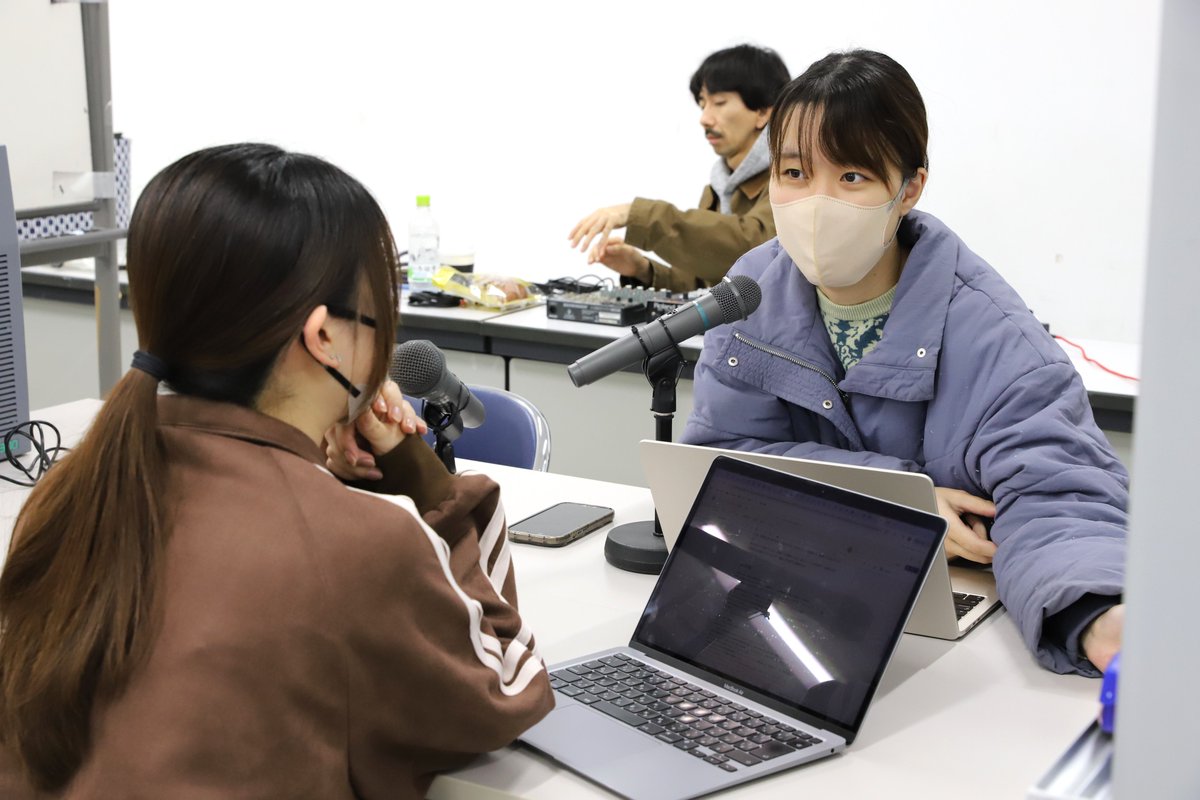 kua_ASP's tweet image. 【アート・マネジメント演習Ⅱ】
今日の3年生の授業は…なんとラジオの収録😯👂1～3名程度のグループで5分間の番組を作って順に発表🗣️🎙️メインMCの矢津先生＆山田先生による番組回しやジングルも入った、本格的な収録でした⭕️