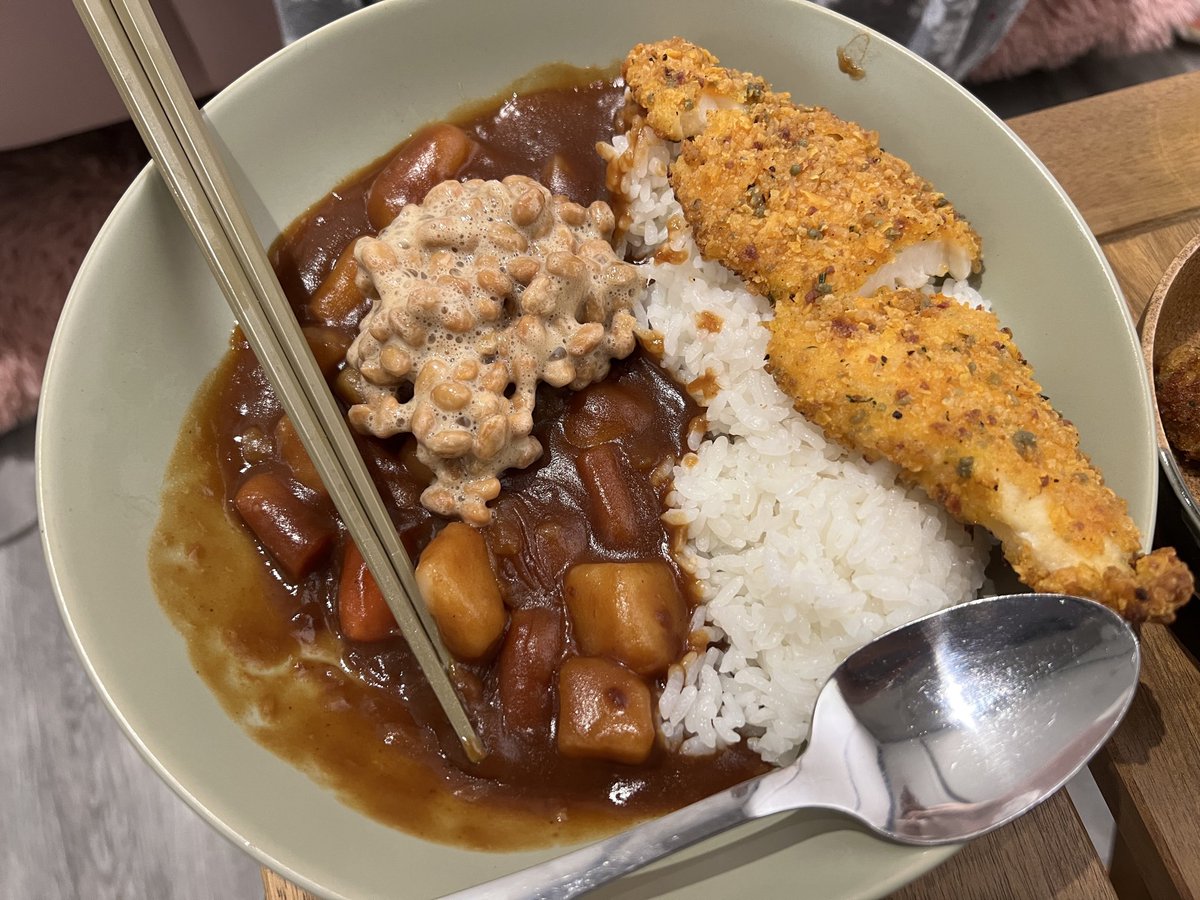 MatsuikoaN's tweet photo. アメリカ人のエミリーは、ハヤシライスに納豆を入れて食べます https://t.co/0csMF9dcPr