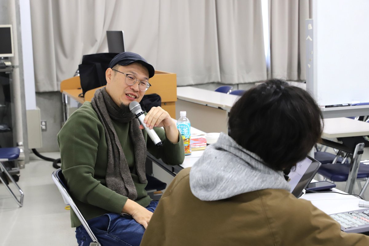 kua_ASP's tweet image. 【アート・マネジメント演習Ⅱ】
今日の3年生の授業は…なんとラジオの収録😯👂1～3名程度のグループで5分間の番組を作って順に発表🗣️🎙️メインMCの矢津先生＆山田先生による番組回しやジングルも入った、本格的な収録でした⭕️