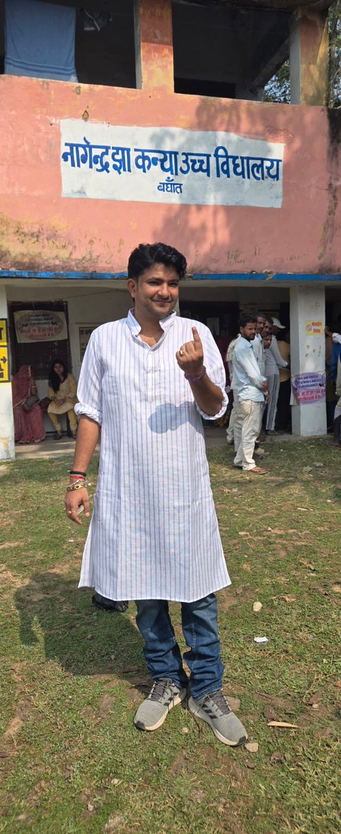 अपने पैतृक गांव बघात(दरभंगा)में अपना मतदान किया