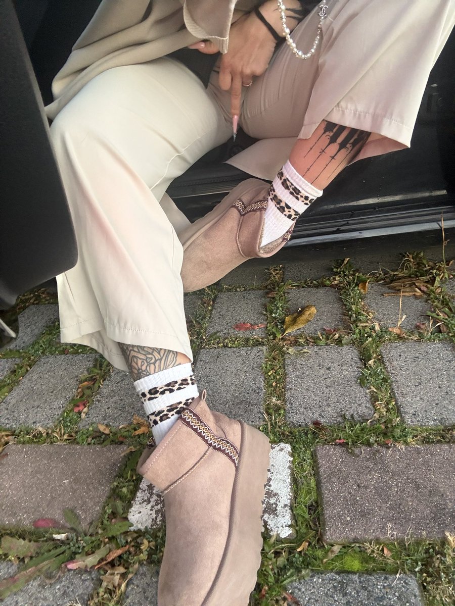 Tobias hat gänzlich versagt, was die Bestellung meiner Stiefel angeht und ist nun nach all den Ausreden blockiert. 

Mach es besser und zeige, dass du es wert bist, den Platz in meinem Stall zu haben.