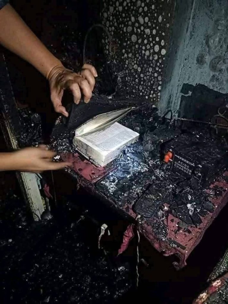 TOUT PEUT SE BRÛLÉ SAUF LA PAROLE DE DIEU GLOIRE À TOI SEIGNEUR JÉSUS 🙏🏻🙏🏻🙏🏻