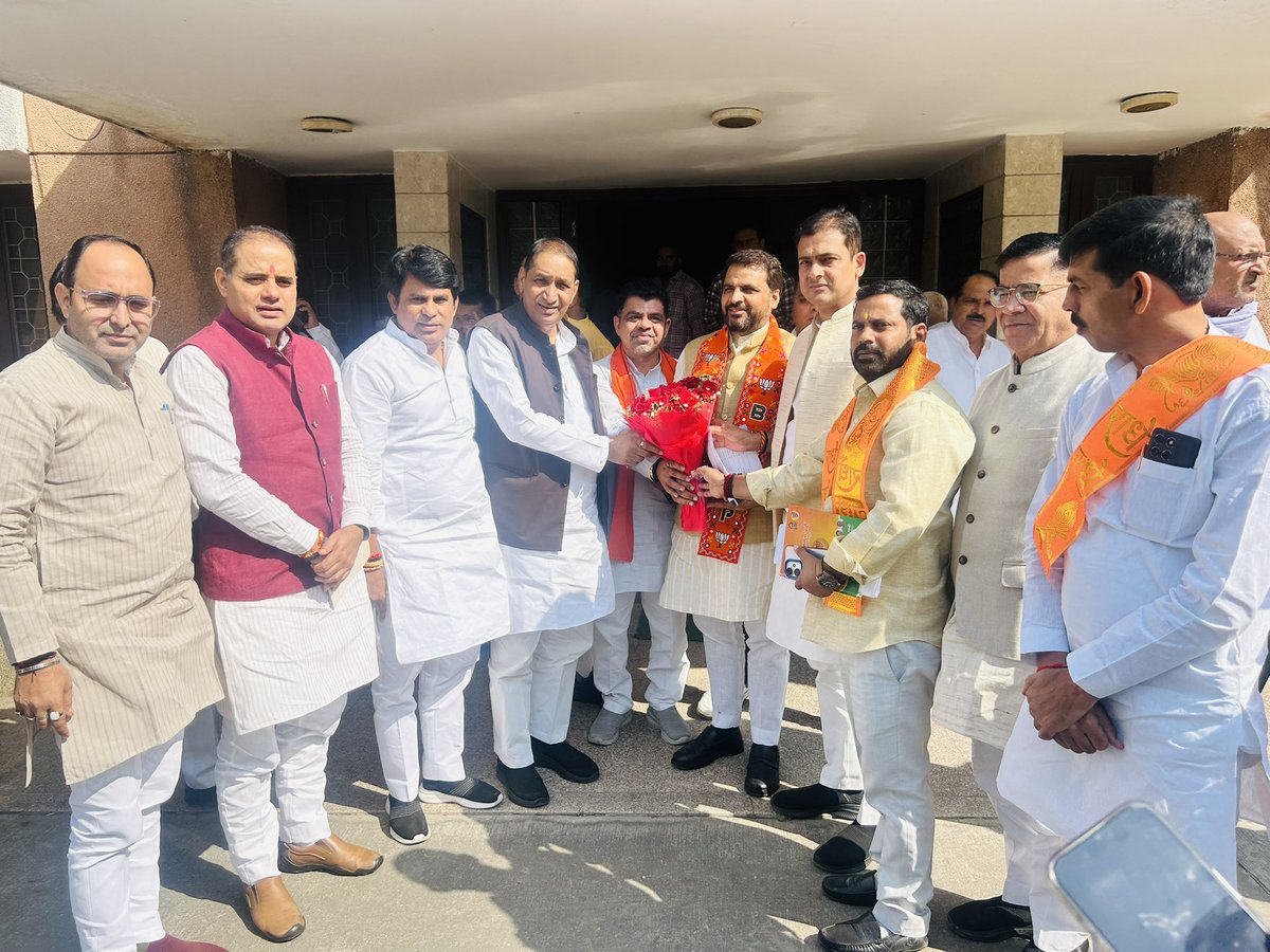 लौहपुरुष सरदार वल्लभभाई पटेल जी की 150वीं जयंती के कार्यक्रमों के क्रम में आगामी 11 नवंबर 2025 को दादरी विधानसभा क्षेत्र में आयोजित होने वाली पदयात्रा के निमित आज बादलपुर स्थित गेस्ट हाऊस में आहूत तैयारी बैठक में सहभागी रहा और करणीय कार्यों के संदर्भ में अपने सुझाव साझा किये।