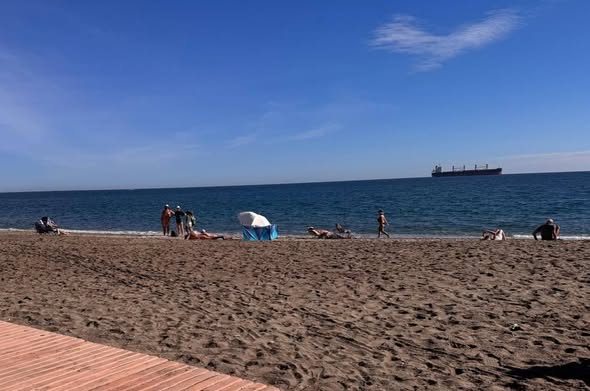 Las playas de Vera mantienen su animación en pleno noviembre.
Especialmente en la zona naturista...
¿Y si una solución para romper la estacionalidad veraniega fuera apostar por la revitalización del naturismo?