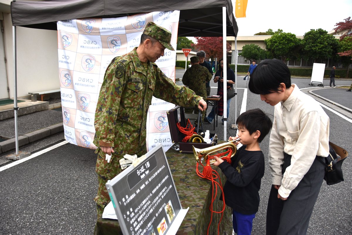 jsdf_gcc_cnbc's tweet image. 中特防は大宮駐屯地創立６８周年記念行事に参加いたしました。装備品展示コーナーでは防護衣の着用体験・ラッパ吹奏体験など来場された皆様に好評でした。引き続き大宮駐屯地及び中央特殊武器防護隊をよろしくお願いします。＃陸上総隊 ＃大宮駐屯地