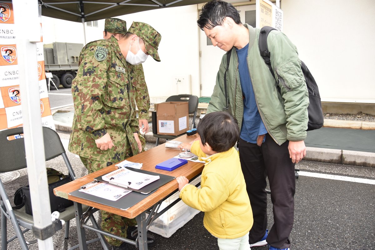 jsdf_gcc_cnbc's tweet image. 中特防は大宮駐屯地創立６８周年記念行事に参加いたしました。装備品展示コーナーでは防護衣の着用体験・ラッパ吹奏体験など来場された皆様に好評でした。引き続き大宮駐屯地及び中央特殊武器防護隊をよろしくお願いします。＃陸上総隊 ＃大宮駐屯地