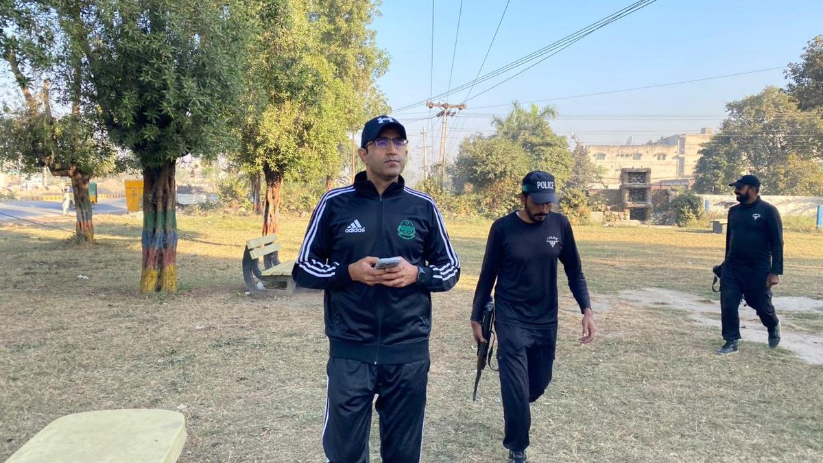 ڈپٹی کمشنر نوید احمد کا جی ٹی روڈ چندا قلعہ ڈی سی کمیونٹی پارک کا دورہ 
پارک میں شہریوں، قریبی آبادیوں کیلئے بہتر تفریحی سہولیات جن میں جھولے، سٹنگ ایریا، گزیبو کی تنصیب کی اور آبشار کو فنکشنل کرنےکی ہدایات جاری
بہت جلد پارک کو مزید سہولیات سے آراستہ کیا جائےگا

<a href="/MaryamNSharif/">Maryam Nawaz Sharif</a>