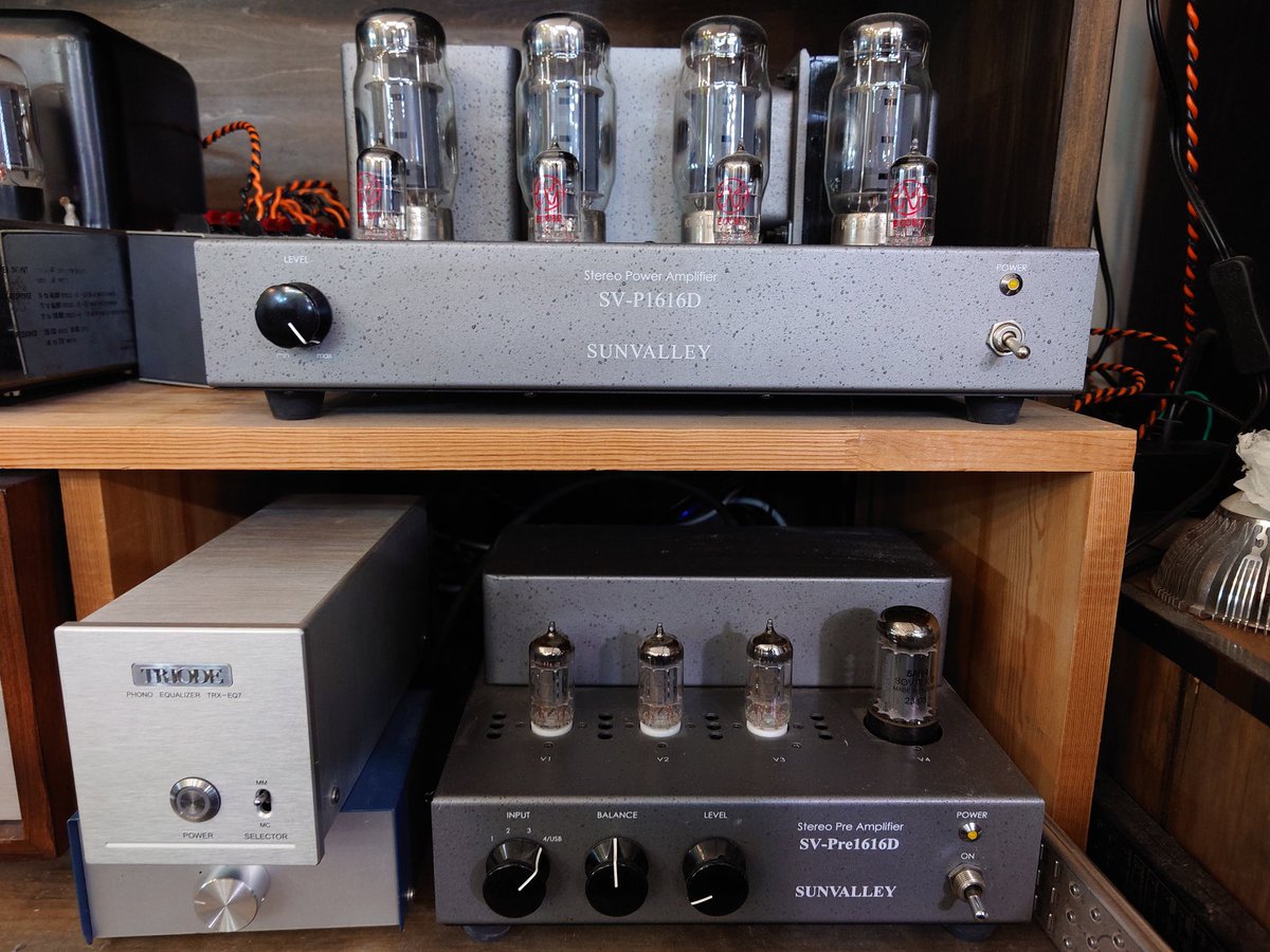こちらは店のサブのアンプで、メインと1日おきで使ってます。

プリアンプ　　　SUNVALLEY　SVPre１６１６D
パワーアンプ　　SUNVALLEY　SVP１６１６D
フォノイコライザ　TRIODE

どちらもサンバレーのアンプで、パワーの球はKT１２０でハイパワーです。

#サンバレー
#トライオード
#真空管アンプ