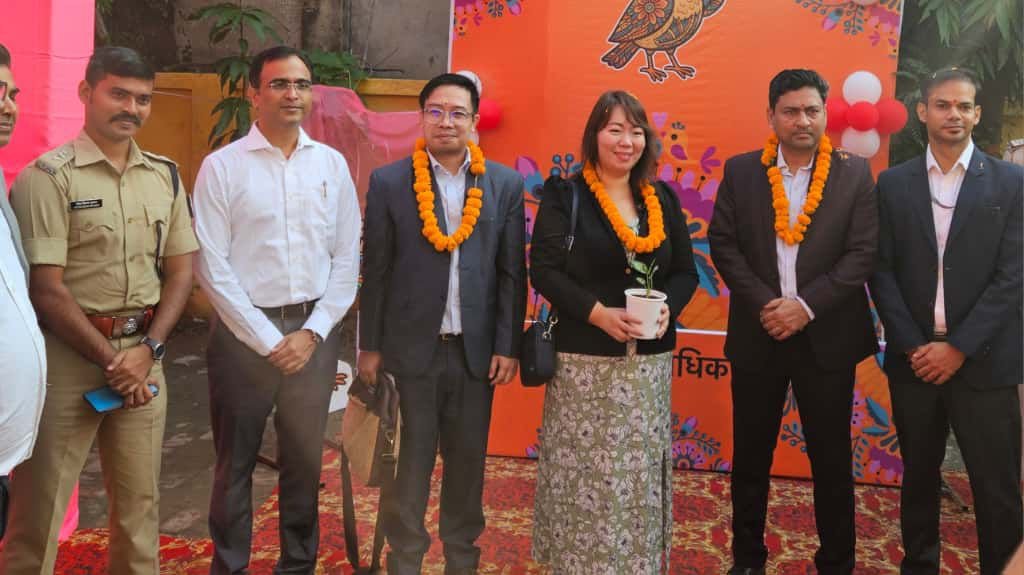 ANI's tweet photo. Under the International Electors Visitor Program of ECI, 16 delegates from 7 Countries are witnessing the arrangements made by ECI. Delegates from Indonesia, Colombia, the Philippines, France, Belgium, South Africa and Thailand are visiting Patna: ECI

#BiharAssemblyElections 

(Pic Source: ECI)