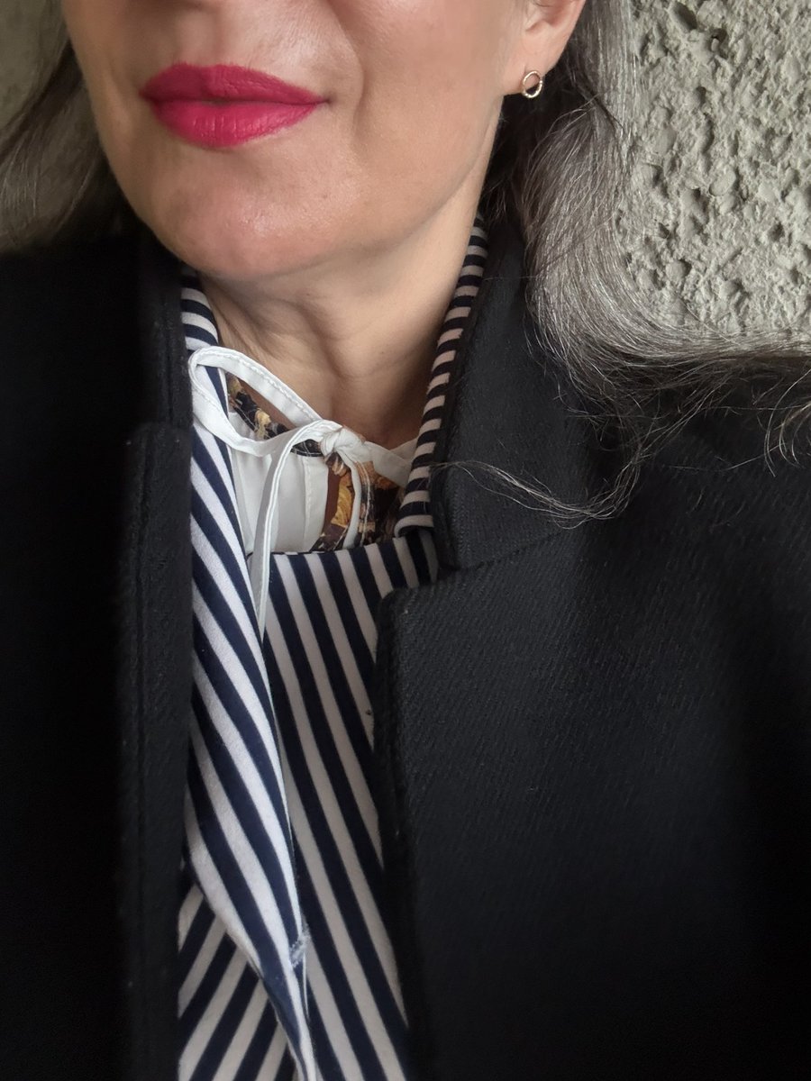 ArtoisLibra's tweet image. #workinglady #dressedforsuccess Heute Lust auf Mustermix - gestreifter Blazer zur gemusterten Bluse, naja. Immer noch schicker als viele aus dem Kollegium.
Wieder eine Veranstaltung, aber hoffentlich früher Schluss.