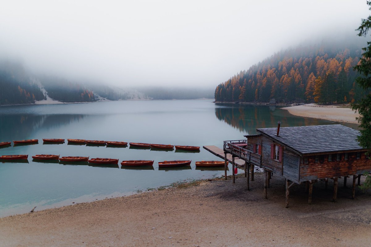 visualsofearth1's tweet photo. Lago di Braies, Dolomites https://t.co/9zE3DqyiX9
