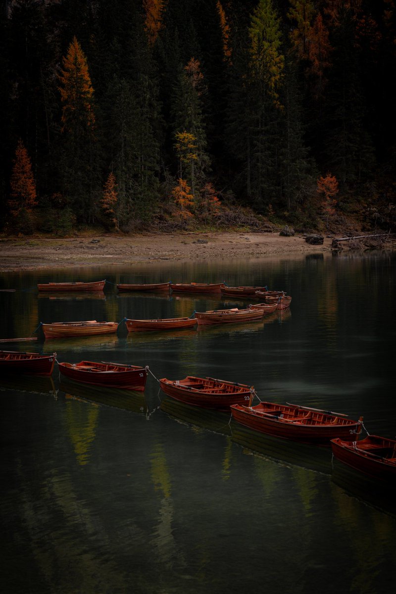 visualsofearth1's tweet photo. Lago di Braies, Dolomites https://t.co/9zE3DqyiX9