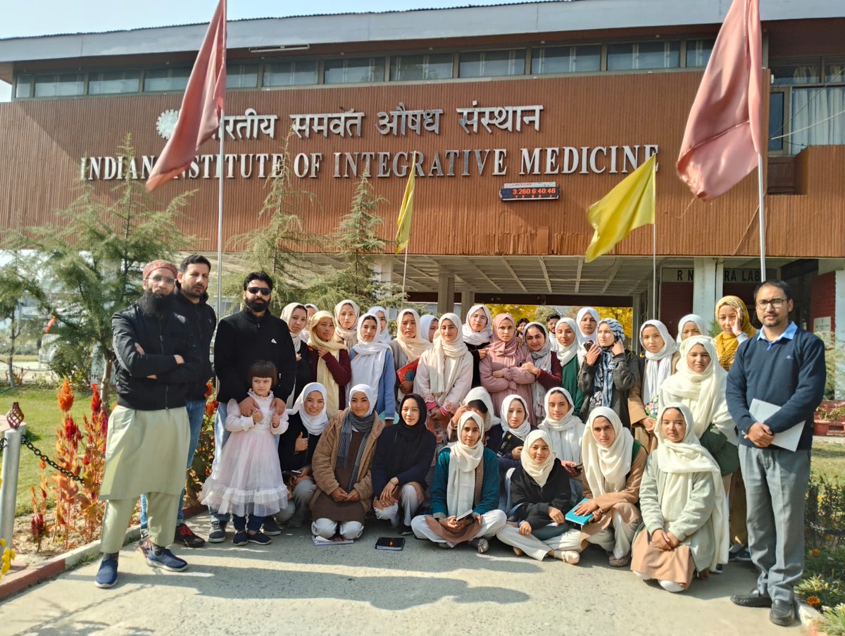 gdckofficial's tweet photo. On 2nd day of exposure tour under #DBT star college scheme the students had a visit to CSIR IIIM Srinagar,students were briefed about studies in cancer pharmacology,epigenetics,endophyte studies,Phytoextraction etc.@gariimadbt @rajesh_gokhale @DrJitendraSingh @LadakhSecretary https://t.co/FxCyDLg3tF
