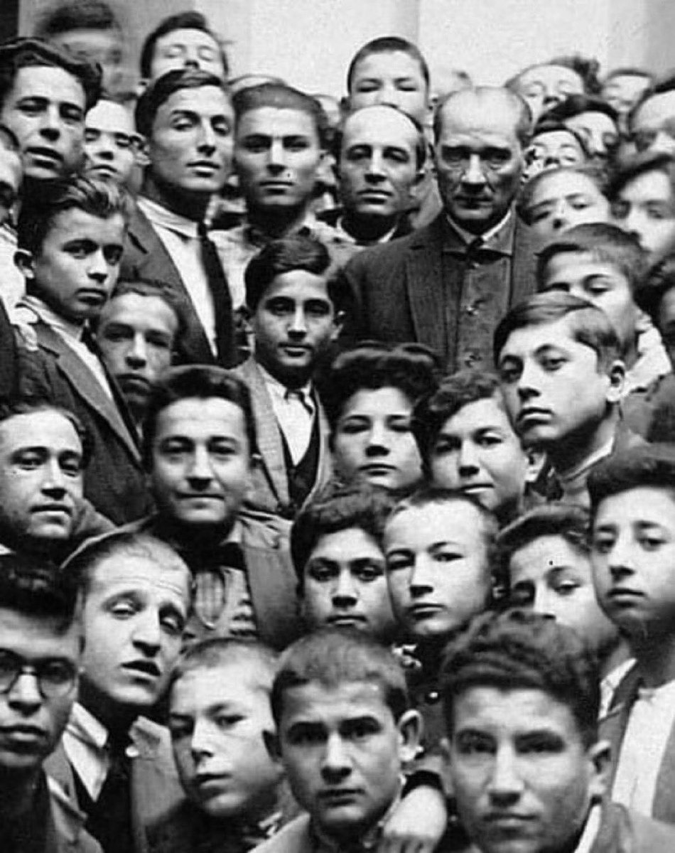 Atatürk, Kayseri’de Fizik öğretmeni Abdullah Efendi’nin dersine girer.

Öğretmen, sınıfta Atatürk ve arkadaşları varmış yokmuş gibi, son derece doğal bir şekilde dersine devam eder. Sözünü kesmeden, tavrını bozmadan, tahtaya doğru anlatmaya devam eder.

Bir ara Atatürk kara