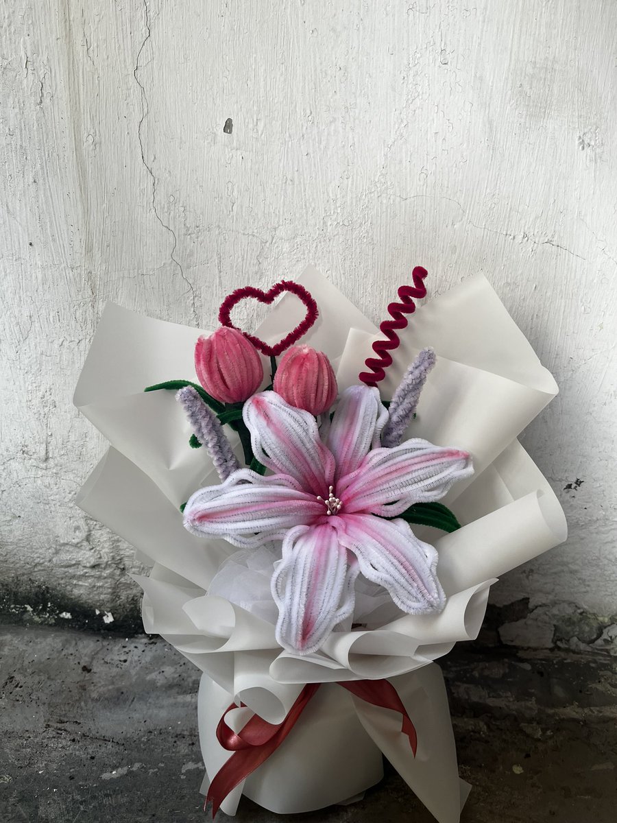 fromis9to5's tweet photo. halooo! aku florist kawat bulu dari jakarta barat mau mempromosikan dagangankuuu barangkali ada yang nyari hihihi, aku available bouquet kawat bulu dan artificial flowers cocok bgt buat wisuda dan gift.
bunganya gak bakal layu and longlast! ini beberapa contohnyaa https://t.co/Y9lRvUjznB