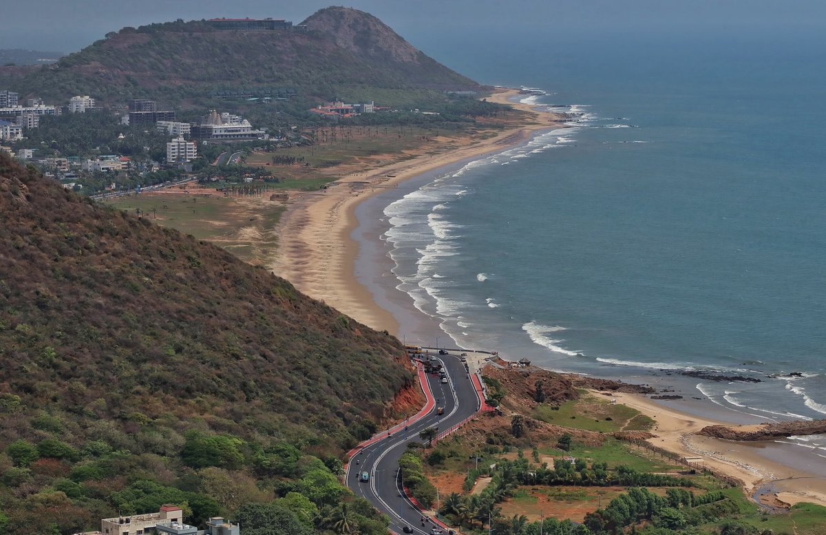 AndhraCommunity's tweet image. 🚧 Visakhapatnam gears up for CII Partnership Summit 2025! 🇮🇳

The city is undergoing a ₹60 crore urban makeover led by GVMC — beautified roads, upgraded junctions, new streetlights, murals &amp;amp; greenery from Siripuram to Beach Road. 🌴✨

#Vizag #AndhraPradesh #CII2025…