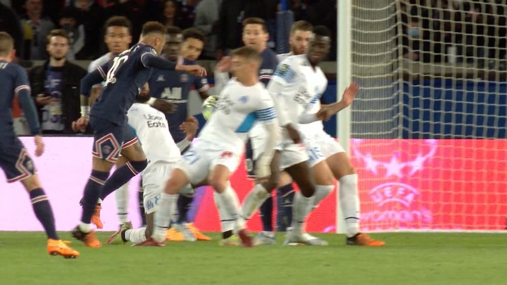 mytoko's tweet photo. @BassinMomo @MisterSnaKiLL Et oui d’ailleurs ça avait été appliqué sur Rongier contre le PSG… a ben non… on doit pas être les seuls à méconnaître la règle à priori https://t.co/SYV0pxHF11