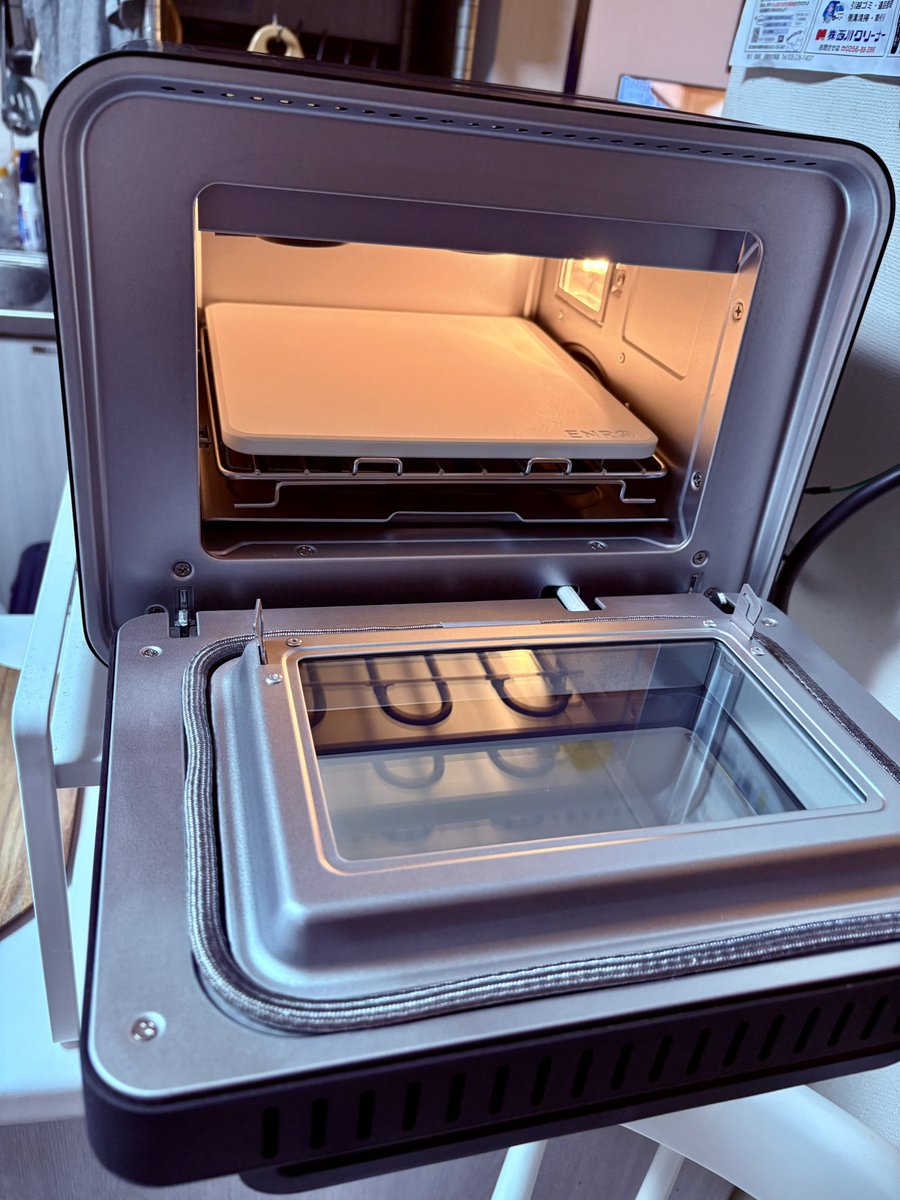 uxtupii's tweet image. 注文していたENROの
＃窯焼名人mini
届きました！
庫内温度４５０℃で
自宅で本格ピザが焼けます！
普通のトースターと同じくらいの大きさで置き場所に困りません！