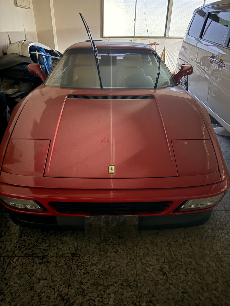 先輩のガレージに捨てる様に放置のフェラーリ348tb、、、

古いですがカッコいい型

乗る気無し

売る気無し

勿体無い😭😭😭