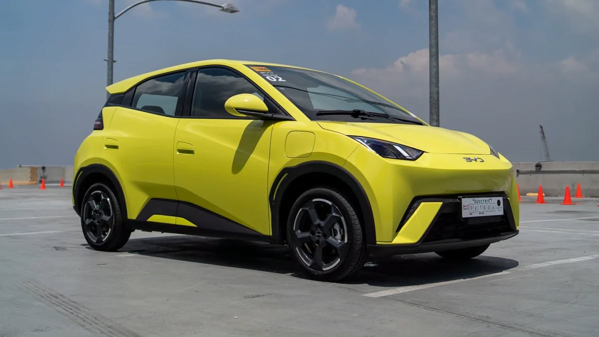 KiwiEV's tweet image. The  bag&apos;s out of the cat. The BYD Atto 1 is now on sale in New Zealand for  $29,990. Plus there are 2 other new models out with similar unheard of  pricing. 
I can&apos;t imagine why anyone who wants a zippy runabout would even bother with clunky old Victorian-era petrol and diesel…