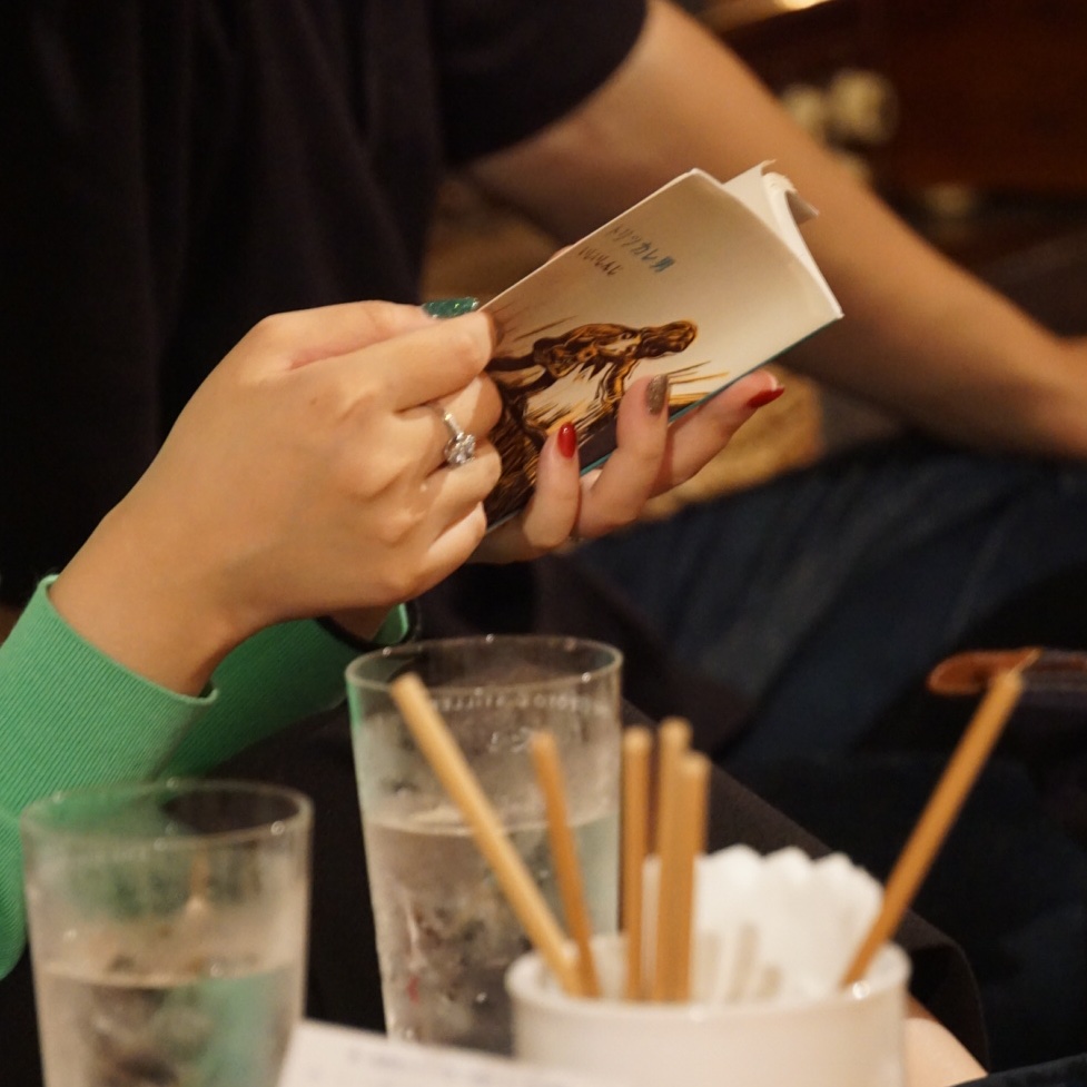 10月30日に発売された大長篇『チェロ湖』。音楽愛溢れる、いしいさんの作品をテーマに、蓄音機の試聴会と、チェロ湖にまつわる音楽のご紹介、作品にまつわるお話を聞きます〜📚

11/19（水）の19時〜21時で開催。ご予約は、店頭・DM・お電話にてお待ちしています！