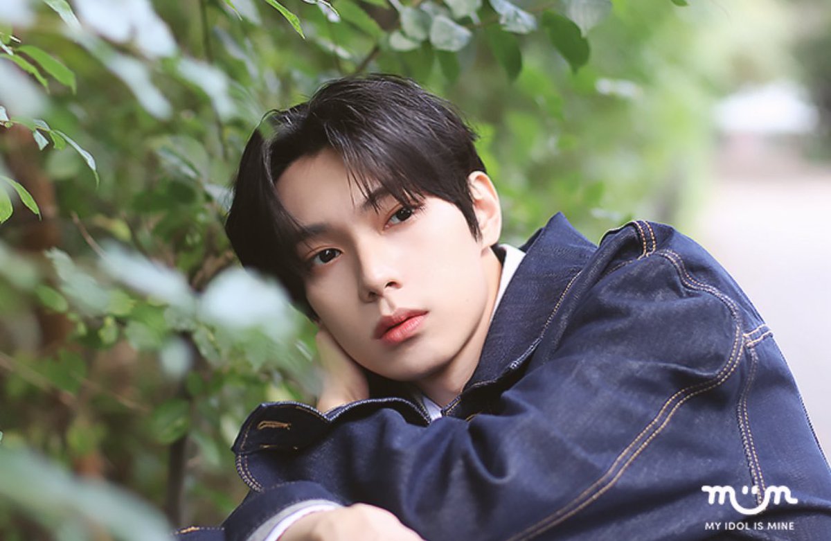 VVVTICKET's tweet photo. 헐 립우 인터뷰 사진 올라왔어!!  https://t.co/cXwtnfVC0D https://t.co/on0MCZyFfG