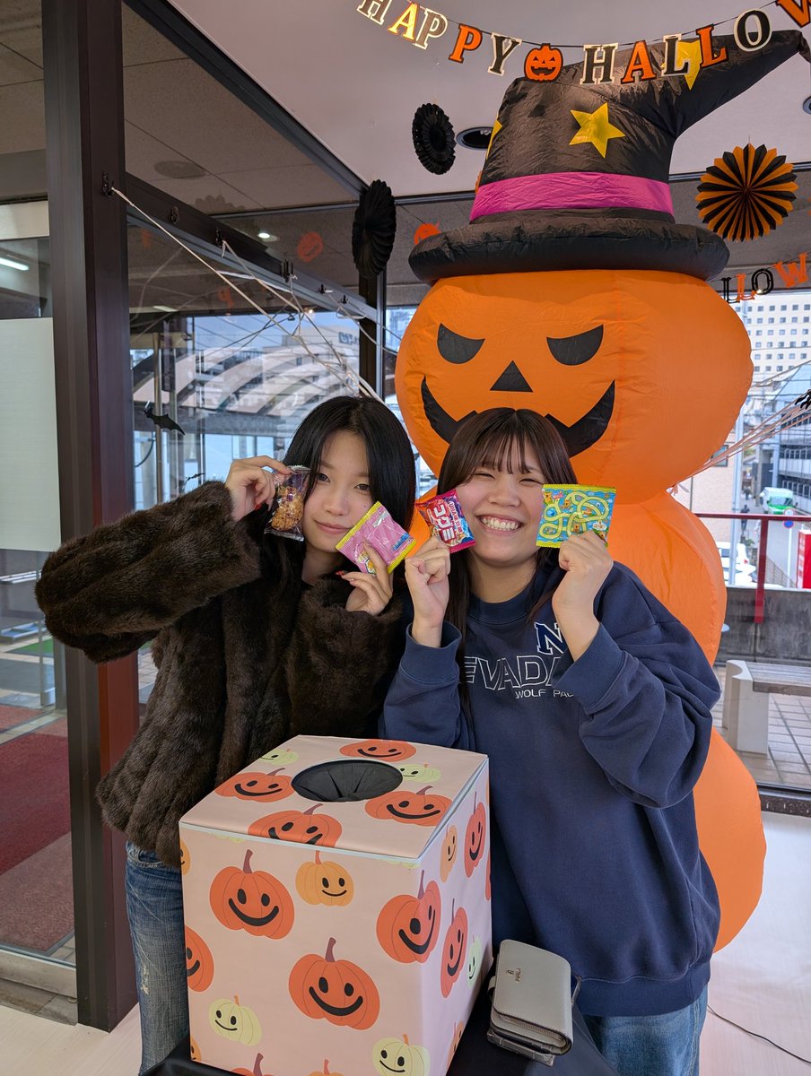 Nnikken's tweet photo. 今年のハロウィンも楽しかったなー🥳👻🎃🥳👻🎃
#新潟日建工科専門学校
#ハロウィン
#建築 #インテリア #大工 https://t.co/UmLEkIIouq