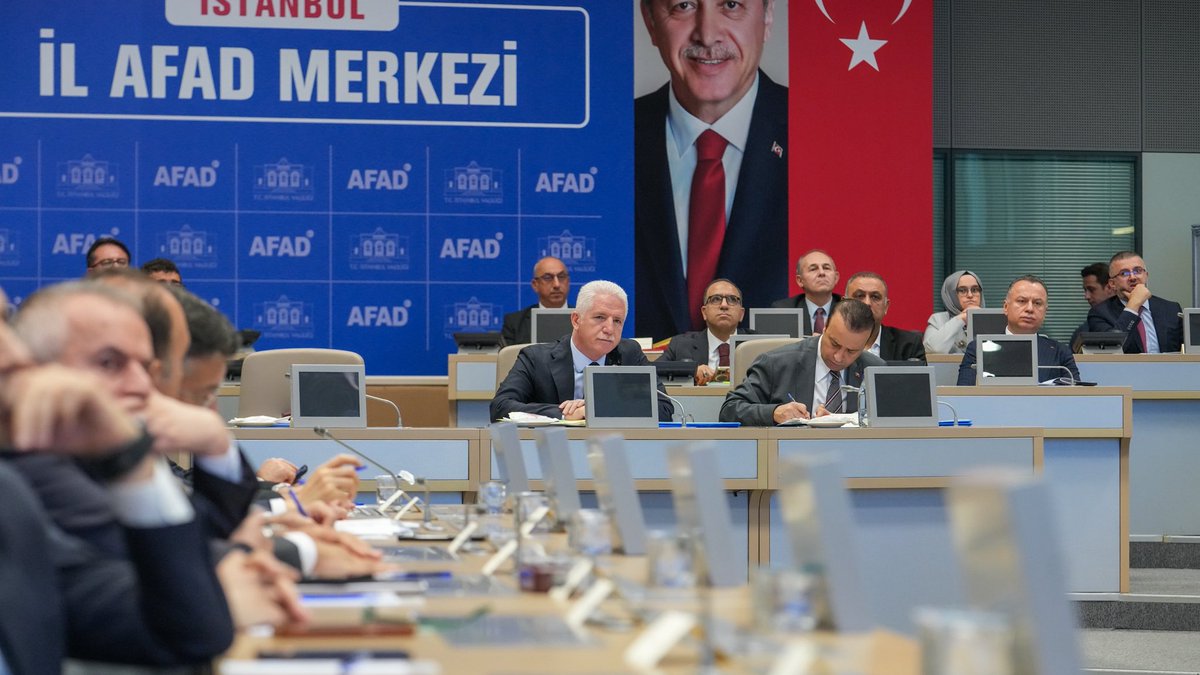 İl Afet Risk Azaltma Toplantısı, Valimiz Davut Gül’ün başkanlığında; İstanbul Büyükşehir Belediyesi Genel Sekreteri Prof. Dr. Volkan Demir, Vali Yardımcıları, Kaymakamlar, İlçe Belediye Başkanları, İl Müdürleri ve ilgili kamu kurum temsilcilerinin katılımıyla İl Müdürlüğümüz