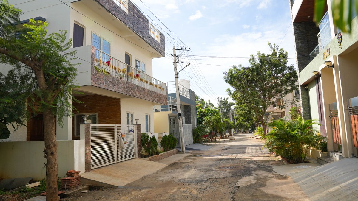 SizzleProperty's tweet image. 🏡 Choose a #layout where #community, greenery, and comfort come together. ✨

✅ BMRDA  | RERA | E Khata
📐Plot Sizes: 1500-2400Sqft+ 
💰Plot Price : ₹8,999/sq.ft
🚗 Just few min drive to #Whitefield, #KRPuram &amp;amp; Airport Road

📍 Budigere Cross , #EastBangalore

📞 9916920865