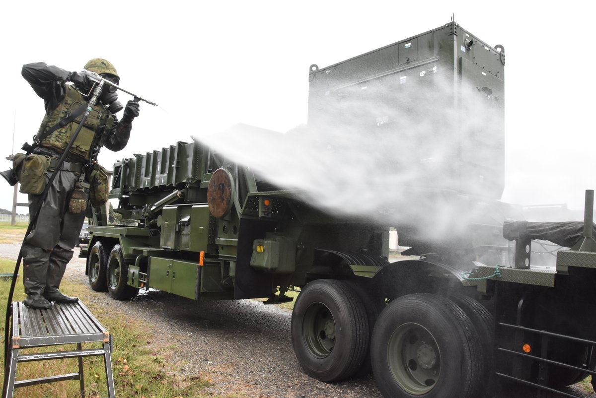 jsdf_gcc_cnbc's tweet image. 中特防は航空自衛隊第１高射隊との共同訓練を実施しました。地対空誘導弾ペトリオットミサイルシステムの発射機が汚染された状況の中、共同で汚染状況を解明したほか、第１高射隊の隊員に中特防が準備した除染所を利用してもらい連携の強化を図りました。＃陸上総隊 ＃習志野分屯基地