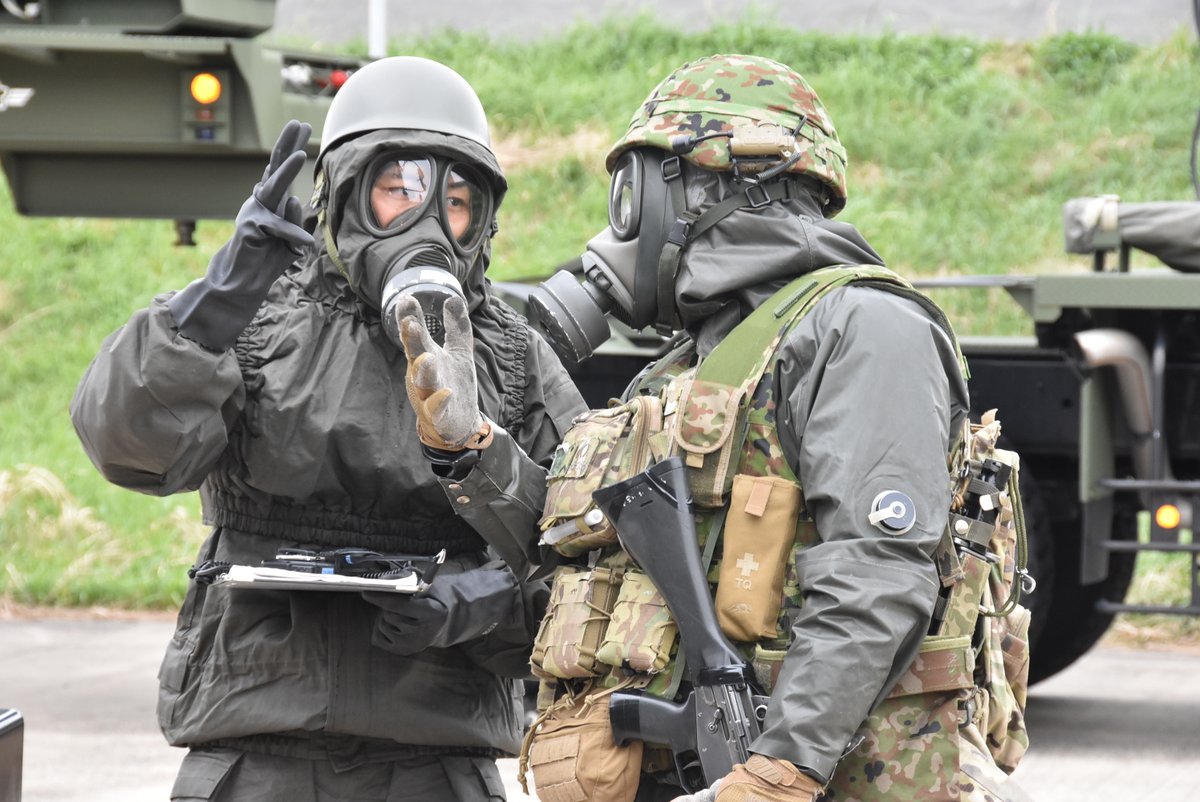 jsdf_gcc_cnbc's tweet image. 中特防は航空自衛隊第１高射隊との共同訓練を実施しました。地対空誘導弾ペトリオットミサイルシステムの発射機が汚染された状況の中、共同で汚染状況を解明したほか、第１高射隊の隊員に中特防が準備した除染所を利用してもらい連携の強化を図りました。＃陸上総隊 ＃習志野分屯基地