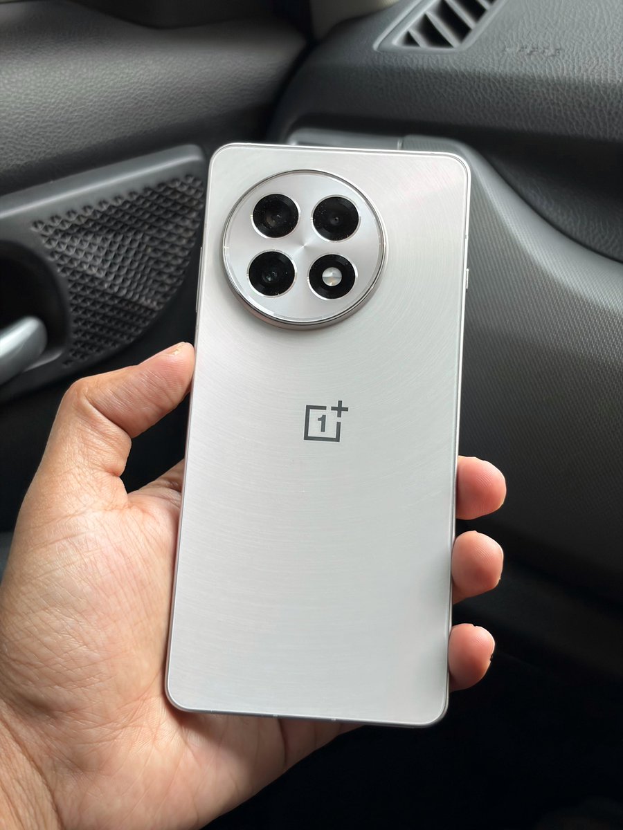 Mom bought the OnePlus 13R from Amazon!

She'll be upgrading from the Samsung Galaxy S21 FE (Exynos 2100) after 3+ years of use. The 13R should be a massive upgrade in almost every department. 

It still is one of the most complete phones under ₹40,000! 🙌