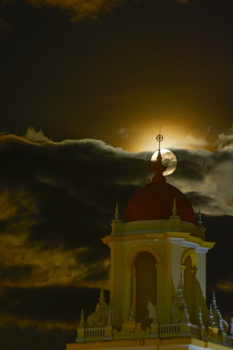 hjones54's tweet photo. @pardingo Con una de las cúpulas de la Basílica de Sto Domingo y unas oportunísimas nubes... https://t.co/JiK8PxudyG