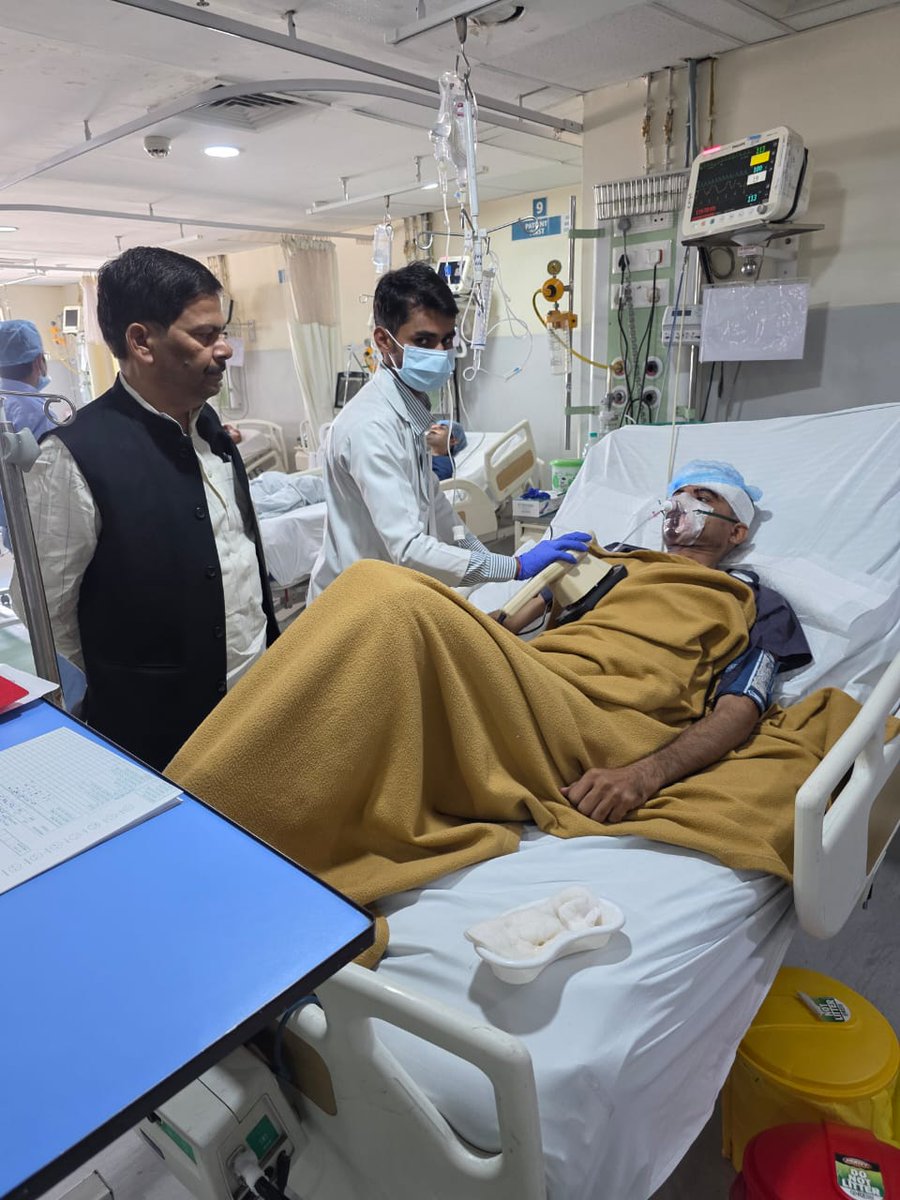 DevendraSinghMP's tweet image. आज ग्वालियर स्थित अपोलो हॉस्पिटल पहुँचकर श्री आशीर्वाद शर्मा जी, श्री जंडेल भदौरिया जी एवं परिवार हॉस्पिटल पहुंचकर पार्षद श्री भूरे यादव जी के स्वास्थ्य की जानकारी ली।

ईश्वर से आपके शीघ्र स्वास्थ्य लाभ की कामना करता हूँ।

#BJP4Bhind #DevendraNarwariya #BJP4MP