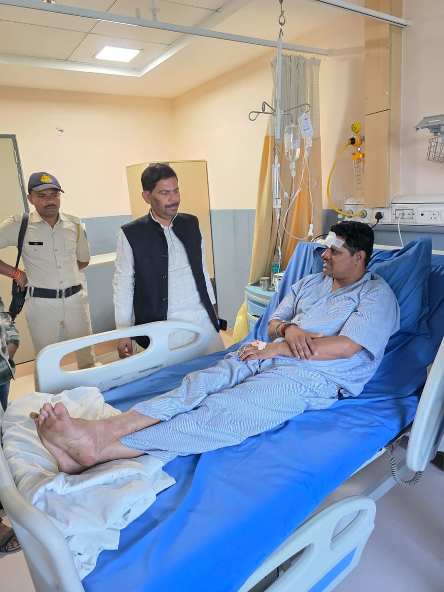 DevendraSinghMP's tweet image. आज ग्वालियर स्थित अपोलो हॉस्पिटल पहुँचकर श्री आशीर्वाद शर्मा जी, श्री जंडेल भदौरिया जी एवं परिवार हॉस्पिटल पहुंचकर पार्षद श्री भूरे यादव जी के स्वास्थ्य की जानकारी ली।

ईश्वर से आपके शीघ्र स्वास्थ्य लाभ की कामना करता हूँ।

#BJP4Bhind #DevendraNarwariya #BJP4MP