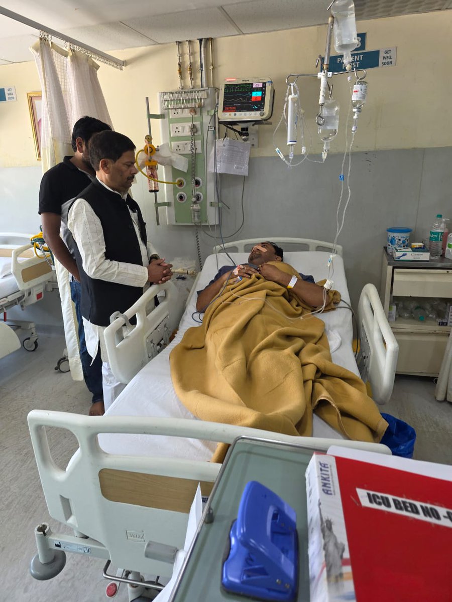 DevendraSinghMP's tweet image. आज ग्वालियर स्थित अपोलो हॉस्पिटल पहुँचकर श्री आशीर्वाद शर्मा जी, श्री जंडेल भदौरिया जी एवं परिवार हॉस्पिटल पहुंचकर पार्षद श्री भूरे यादव जी के स्वास्थ्य की जानकारी ली।

ईश्वर से आपके शीघ्र स्वास्थ्य लाभ की कामना करता हूँ।

#BJP4Bhind #DevendraNarwariya #BJP4MP