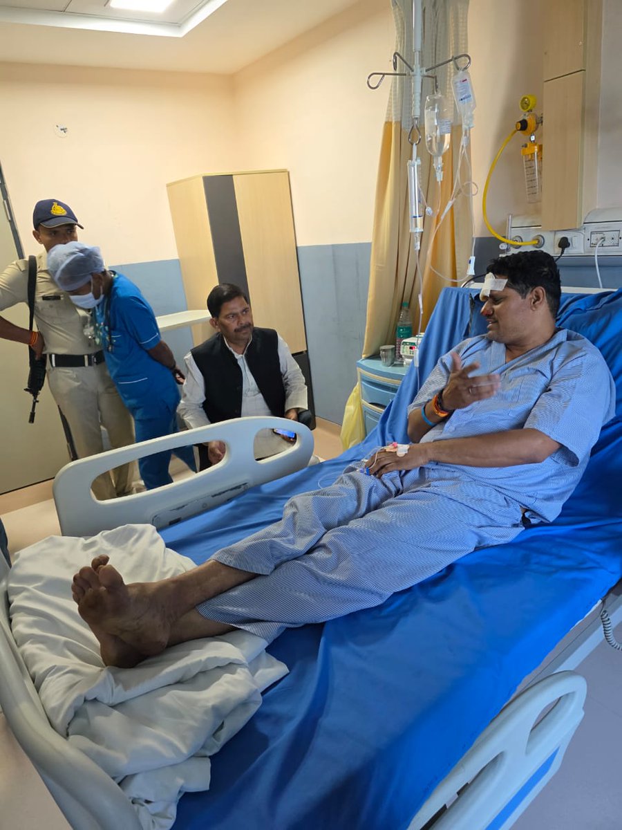 DevendraSinghMP's tweet image. आज ग्वालियर स्थित अपोलो हॉस्पिटल पहुँचकर श्री आशीर्वाद शर्मा जी, श्री जंडेल भदौरिया जी एवं परिवार हॉस्पिटल पहुंचकर पार्षद श्री भूरे यादव जी के स्वास्थ्य की जानकारी ली।

ईश्वर से आपके शीघ्र स्वास्थ्य लाभ की कामना करता हूँ।

#BJP4Bhind #DevendraNarwariya #BJP4MP