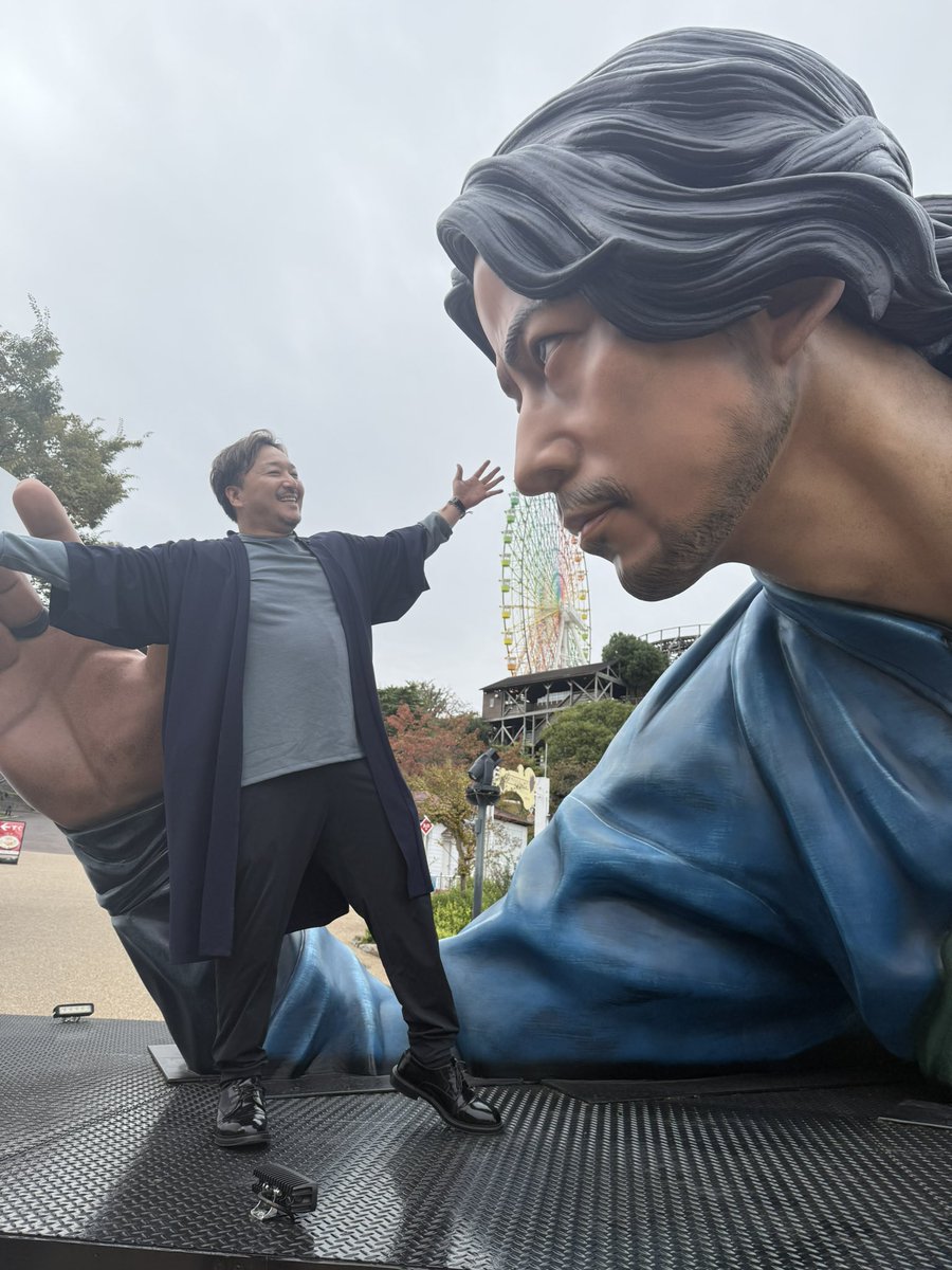 実は……私も行っていました！
いや、めちゃ大きい！！

「荷台に上っていいですよ」と言って下さったので、ありがたく近くで撮らせて頂きました。

だからこそ気付いたんです。肌の質感や、小傷、髭の一本に至るまでリアルに再現されています！凄いクオリティでした。

#ひらパー
#イクサガミ