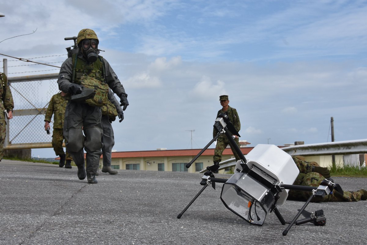 jsdf_gcc_cnbc's tweet image. 中特防は第６即応機動連隊の化学特技者に対しＣＢＲＮ教育を実施しました。汚染状況の解明や除染に関する基本・基礎を確認した後、一連の状況で訓練を実施しました。偵察組として部隊に装備されている検知器材を用いて剤の解明を実施する等、教育の成果を十分に発揮していました。＃陸上総隊 #第５旅団