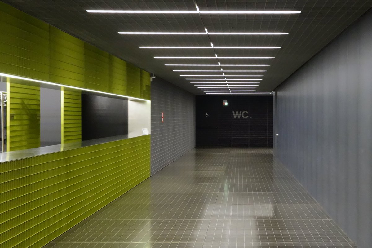 プラダ財団。高級な仕上げとチープな仕上げを混在させている。20年以上前、"Projects for PRADA part1"におけるレム・コールハースの言葉「すべてがスムーズならば、ラフがラグジュアリーになる」。このコンセプトの集大成だと思った。