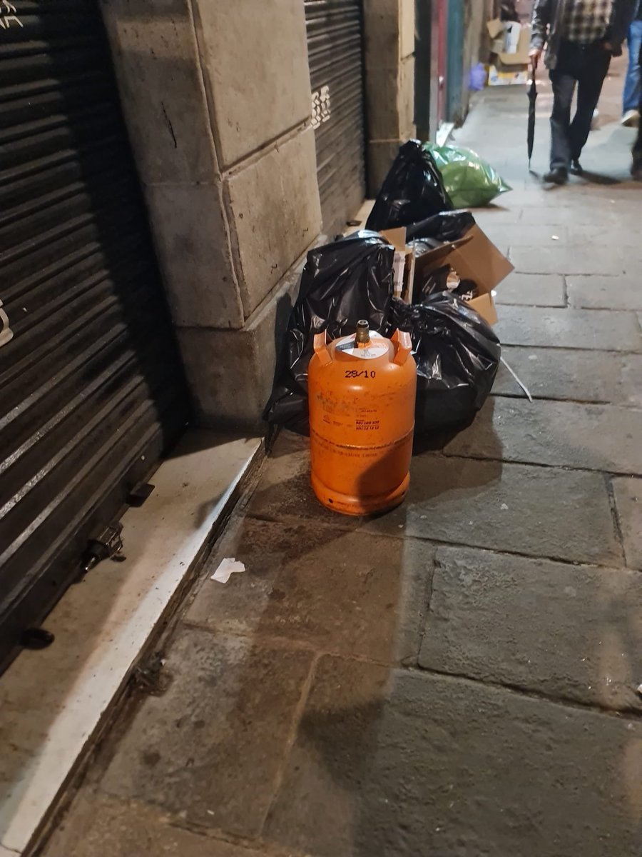 riverolavic's tweet photo. Ara està de “moda” buidar pisos i llençar tot al carrer. Families gitanes es dediquen a recollir-ho tot en carrets i es barallen brutalment amb senegalesos i altres sub-saharians per la ferralla i per les restes…I ALERTA amb el butà!!. #Alarma #Barcelona #BringBackBarcelona #FutureOfWork @GentDeBarcelona