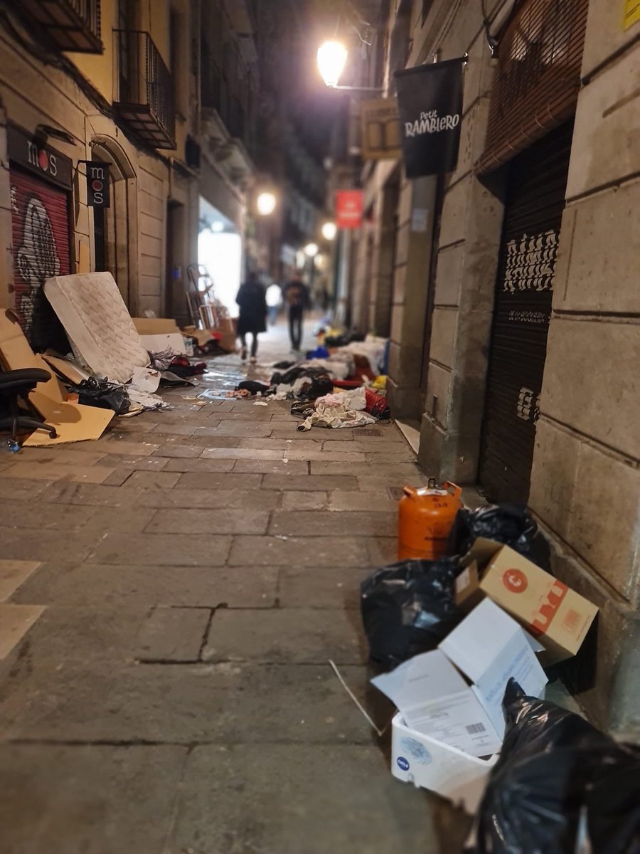 riverolavic's tweet photo. Ara està de “moda” buidar pisos i llençar tot al carrer. Families gitanes es dediquen a recollir-ho tot en carrets i es barallen brutalment amb senegalesos i altres sub-saharians per la ferralla i per les restes…I ALERTA amb el butà!!. #Alarma #Barcelona #BringBackBarcelona #FutureOfWork @GentDeBarcelona