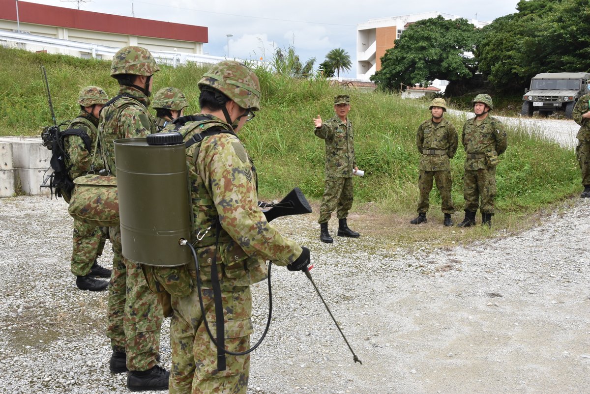 jsdf_gcc_cnbc's tweet image. 中特防は第６即応機動連隊の化学特技者に対しＣＢＲＮ教育を実施しました。汚染状況の解明や除染に関する基本・基礎を確認した後、一連の状況で訓練を実施しました。偵察組として部隊に装備されている検知器材を用いて剤の解明を実施する等、教育の成果を十分に発揮していました。＃陸上総隊 #第５旅団