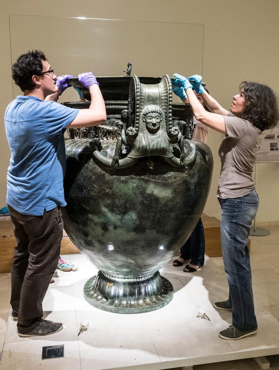 HistoireOdyssee's tweet photo. Dans la tombe d’une princesse celte, un trésor monumental : un vase grec de plus de 200 kilos.
Parti de Grande-Grèce il y a plus de 2 500 ans, le cratère de Vix a traversé mers, fleuves et montagnes avant d’arriver dans la tombe d’une noble celte dans l’actuelle Bourgogne.
Chef-d’œuvre de bronze coulé à la cire perdue, haut de 1,63 mètre, il pouvait contenir plus de mille litres de vin.
Autour de lui, la défunte reposait parée de bijoux d’or et allongée sur un char.
Ce cratère, né dans un atelier grec et déposé au cœur du monde celte, raconte bien plus qu’un simple échange commercial.
Il est le témoin d’un dialogue entre deux civilisations : celle des guerriers méditerranéens et celle des aristocrates du nord, unis par le goût du prestige, du rituel et du vin partagé. Toute une odyssée.
En savoir plus : https://t.co/yrceK6CtBp
Newsletter : https://t.co/tCw9dfkOdr