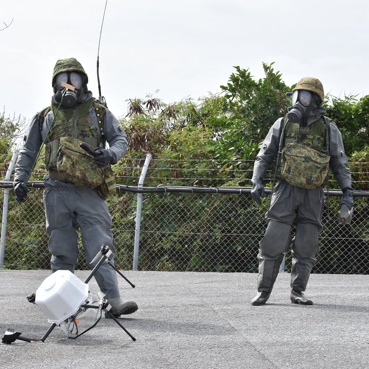 jsdf_gcc_cnbc's tweet image. 中特防は第６即応機動連隊の化学特技者に対しＣＢＲＮ教育を実施しました。汚染状況の解明や除染に関する基本・基礎を確認した後、一連の状況で訓練を実施しました。偵察組として部隊に装備されている検知器材を用いて剤の解明を実施する等、教育の成果を十分に発揮していました。＃陸上総隊 #第５旅団