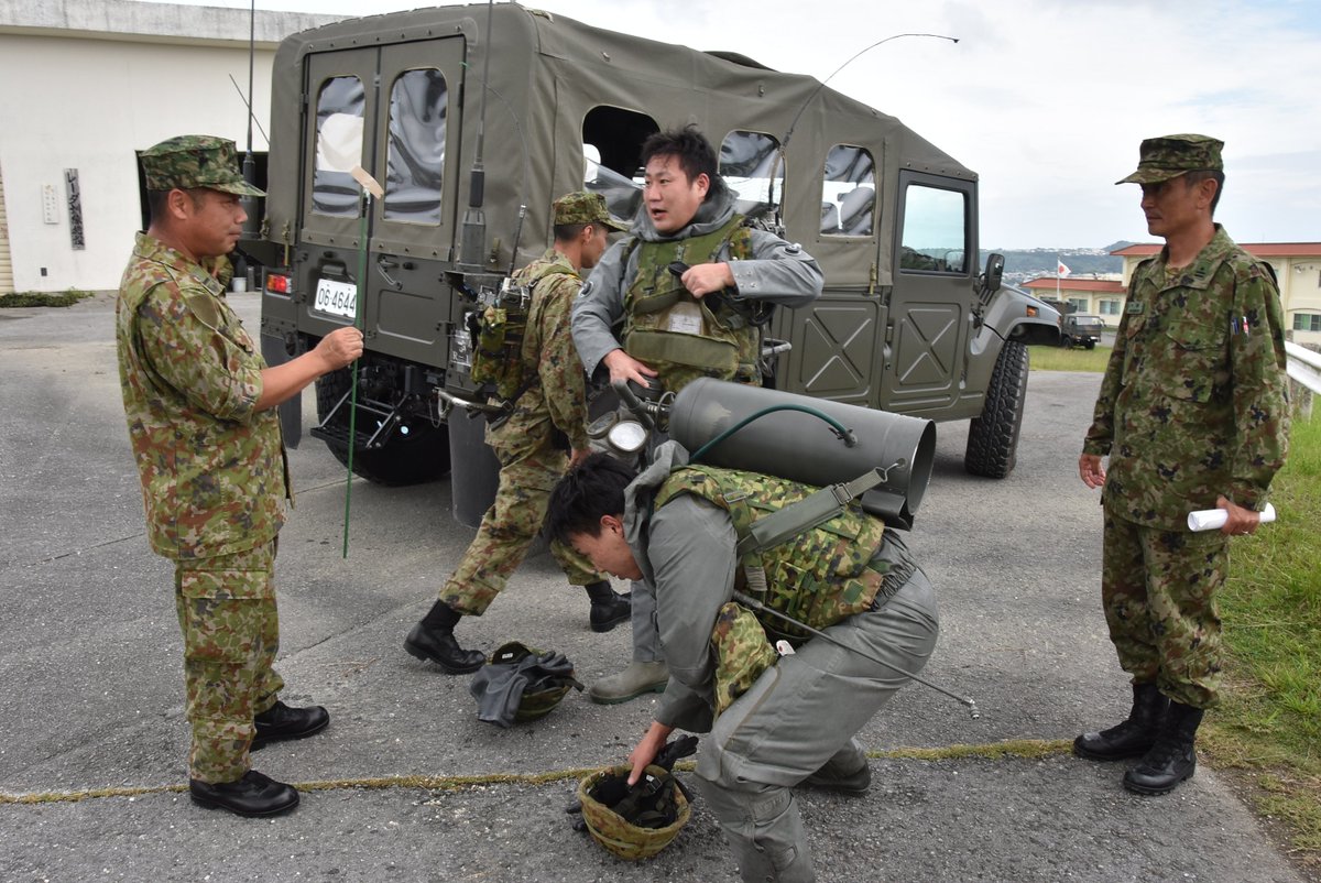 jsdf_gcc_cnbc's tweet image. 中特防は第６即応機動連隊の化学特技者に対しＣＢＲＮ教育を実施しました。汚染状況の解明や除染に関する基本・基礎を確認した後、一連の状況で訓練を実施しました。偵察組として部隊に装備されている検知器材を用いて剤の解明を実施する等、教育の成果を十分に発揮していました。＃陸上総隊 #第５旅団