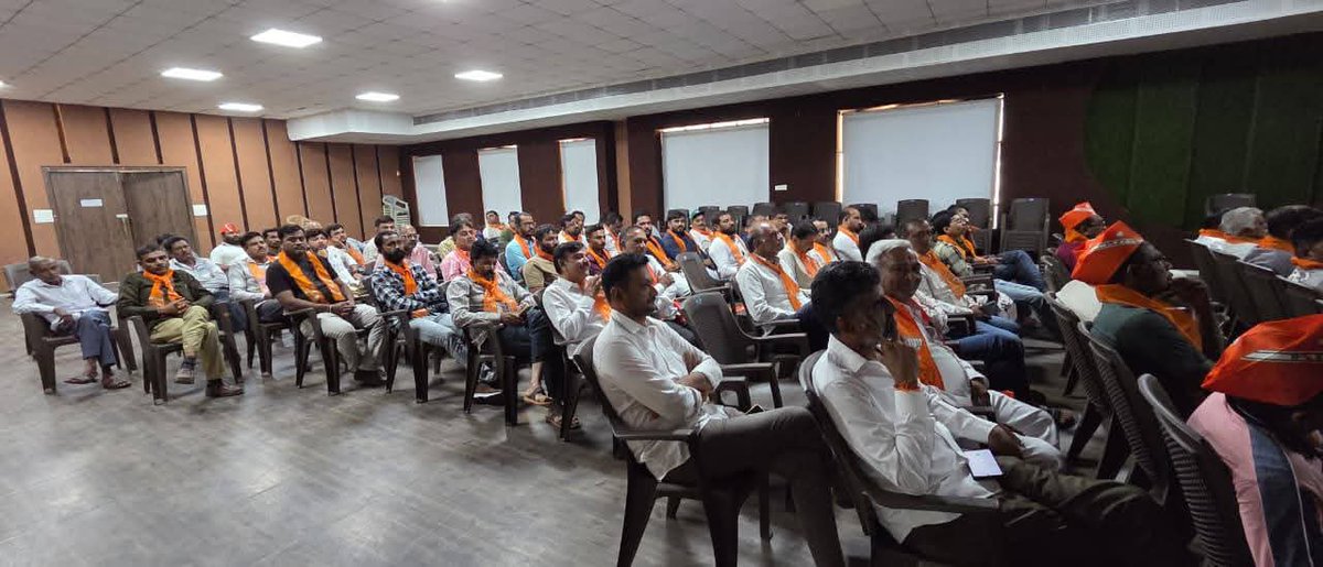 Kiritbhai_Patel's tweet image. આજરોજ જૂનાગઢ જિલ્લા ભાજપ કાર્યાલય ખાતે 87 વિસાવદર વિધાનસભા ના વિશેષ મતદાર સુધારણા અભિયાન &quot;SIR&quot; ના BLA 2 ના વર્કશોપ માં ઉપસ્થિત રહી પ્રદેશ પ્રમુખશ્રી જગદીશ વિશ્વકર્મા @MLAJagdish સાહેબ અને મુખ્યમંત્રી શ્રી ભુપેન્દ્રભાઈ પટેલ @Bhupendrapbjp નું ટુવે  વીડિયો કોન્ફરન્સના મધ્યમ થી…