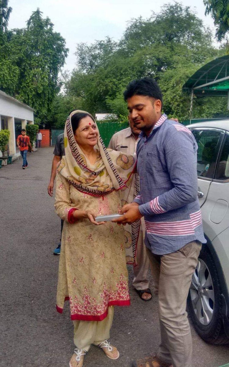HarvSheoran's tweet photo. पूर्व मुख्यमंत्री श्री भूपेंद्र हुड्डा जी की धर्मपत्नी और मेरी ताई जी श्रीमती आशा हुड्डा जी को जन्मदिन की हार्दिक बधाई एवं शुभकामनाएं..!
ईश्वर आपको उत्तम स्वास्थ्य के स���थ सुदीर्घ जीवन प्रदान करें,
@BhupinderShooda @DeependerSHooda
@Dr_VisheshSingh
@Yadvinder_Indri @IYC https://t.co/u5rR1k7SNf